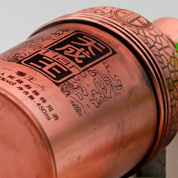 匠心獨運，尊貴之選 鄆城定制高檔噴涂酒瓶與仿古銅色瓶套設計印刷服務